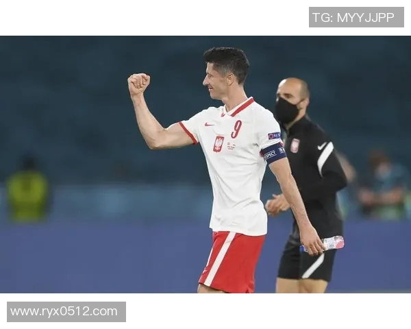 莱万再创辉煌：从足坛巨星到传奇教练的转型之路