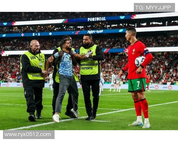 欧冠赛场惊现奇葩事件球迷冲入场内强抢C罗球衣